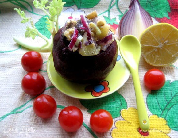 Свекла в процессе еды разрезается на четвертинки и тоже съедается без остатка)))