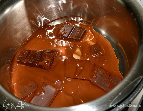 Шоколад растопить на водяной бане.