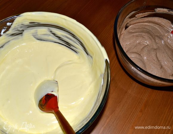 Добавить сметану и ванилин и разделить начинку на две части. В одну добавить шоколад. 