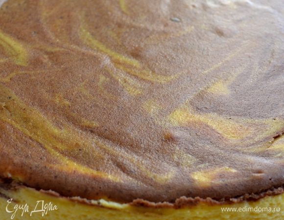 Выпекать чизкейк при температуре 220 С 10 минут, затем уменьшить температуру до 140 С и продолжать выпекать еще 1 час. Готовый торт полностью остудить (желательно 1 ночь в холодильнике) и удалить стенки формы уже перед подачей на стол... Сверху по рецепту предлагалось выложить начинку из вишни! )))) Здесь я такую, к сожалению найти не могу! ((( 