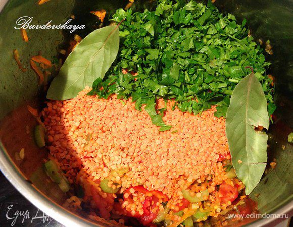 Перец чили измельчить (без семян), петрушку мелко нарезать. В кастрюлю всыпать чечевицу, положить чили, петрушку, лавровый лист.
