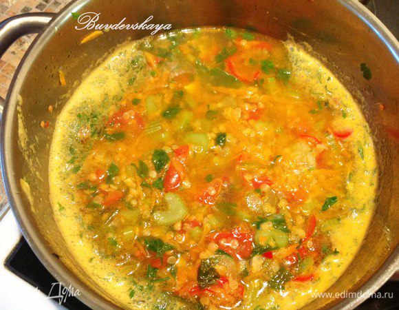 Влить 8 стаканов питьевой воды и довести до кипения. Накрыть крышкой и варить на минимальном огне 1 час 45 минут до образования пюре. Пюрировать суп блендером. Суп должен быть достаточно густым, но по желанию его можно немного разбавить водой. Перелить обратно в кастрюлю. Посолить, поперчить. Добавить лимонный сок, тщательно перемешать. Подавать в подогретых тарелках с вкусным хлебом ! ENJOY ! 
