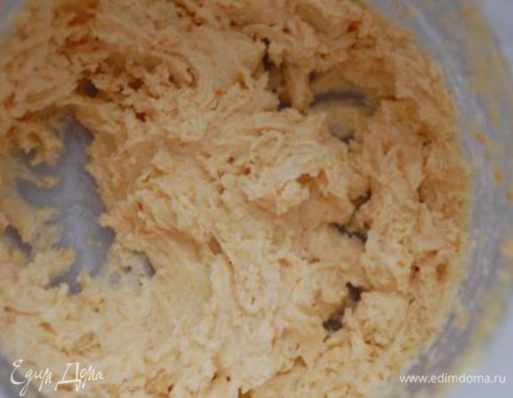 Размягченное сливочное масло взбить с апельсиновой пудрой и щепоткой соли в течении 3-х минут.
