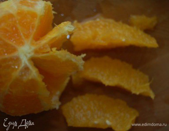 Апельсин очистить от кожуры  и вырезать филе.  Нарезать небольшими кусочками. Сок, выделившийся при нарезании мякоти - сохраните (потом он пойдет в начинку)
