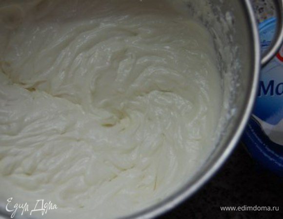 В отдельной посуде соединить пудру, творог,  маскарпоне и сок апельсина. Взбить миксером. В распущенный желатин подмешать 3 столовые ложки  творожной смеси, перемешать и соединить с основной массой. Еще раз хорошенько взбить.
