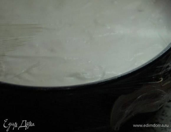 В форму выложить остывший бисквит, поверх равномерно распределить сырно-творожную массу. Затянуть пищевой пленкой и убрать в холодильник.
