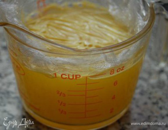 Для приготовления желе в отдельной посуде соединить сахар и сухое желе для торта.  В сотейник налить апельсиновый сок (200-250 мл), при потоянном помешивании ввести сухую смесь, довести до кипения, прокипятить 1 минуту. Перелить и накрыть пищевой пленкой так, чтобы она соприкасалась с желе. Оставьте в таком виде не более чем на 10 минут. Затем вылейте желе на торт (желе моментально застывает).
