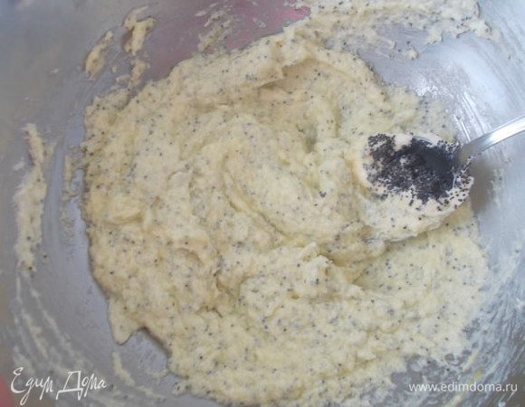 Добавить муку и мак.