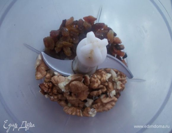 Орехи с изюмом измельчить в блендере или мясорубке.