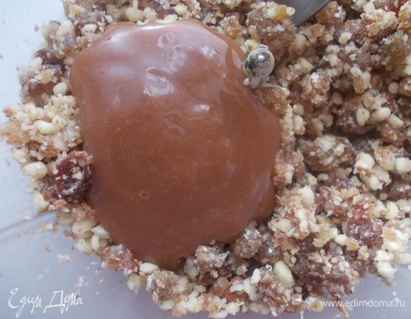 Добавить карамельный соус. Если такого нет в наличии, можно заменить мёдом или вареньем. 