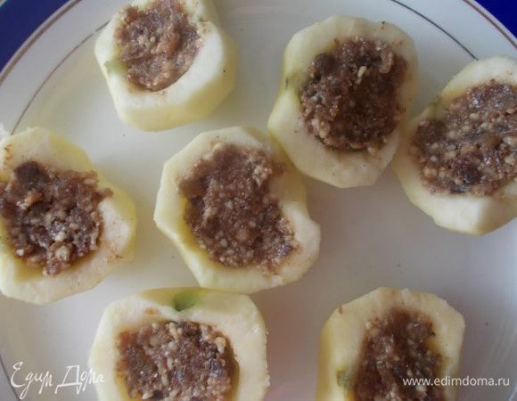 Нафаршировать яблоки начинкой.