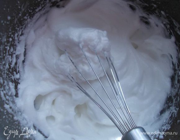 Белки взбить до устойчивых пиков.