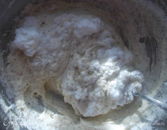 Аккуратно, за три раза ввести их в тесто.