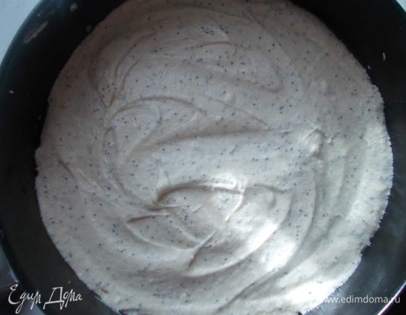 Распределить тесто по смазанной маслом форме.