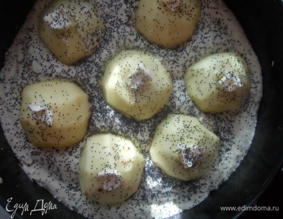 Выложить сверху яблочки и на каждый кусочек положить по капельке сливочного масла. Присыпать слегка маком. Поставить в разогретую духовку 180°С на 35-40 минут.