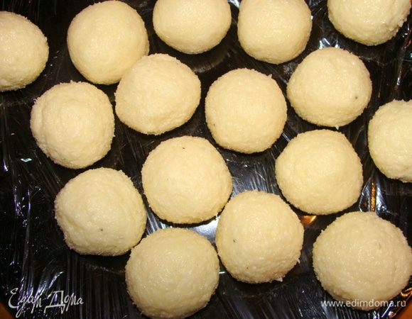 Смешать все. Должна получится очень плотная масса. Для плотности можно добавлять дополнительно сахарную пудру. Скатать шарики величиной с грецкий орех. Скатываются очень легко. Убрать в морозилку на 15 минут.