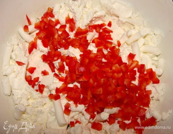 Половинку одного перца мелко порезать и добавить к сыру.