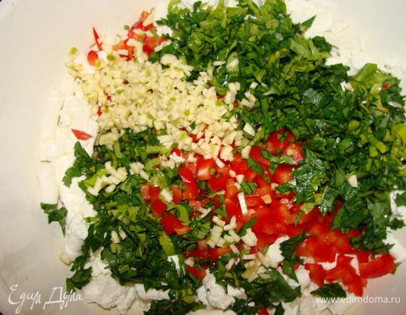 петрушку и чеснок мелко порубить и отправить к смеси.