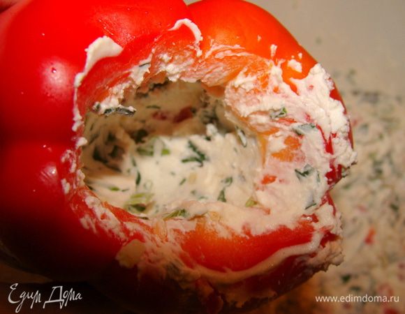 Перцы освободить от семян и аккуратно нафаршировать смесью.