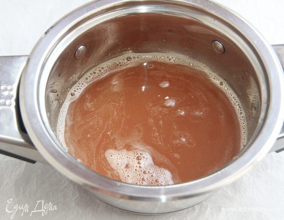 Для начала сварить грушевый мёд (если у вас есть бирнель или грушевый сироп, пропустите этот шаг). Груши натереть на крупной тёрке, отжать сок, сок уварить. Жмых от груш не выбрасывайте, он пригодится в другом рецепте. Остудить.