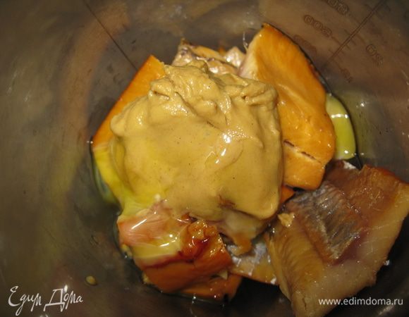 Рыбу порезать. Все ингридиенты складываемв емкость.