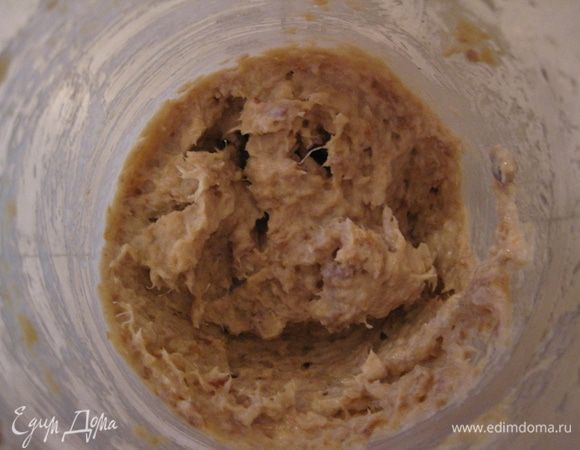 Потом взбить блендером.
Паста готова.
Выложить на хлеб. Или подать со спагетти  или рисом.