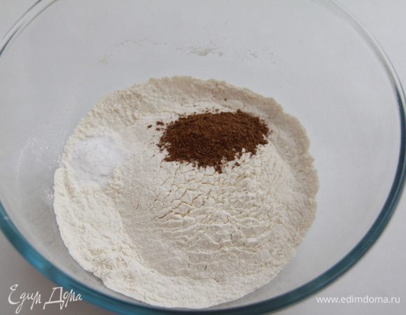 Муку просеять, добавить соду и пряничные специи.