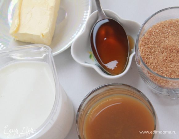 Подготовить другие ингредиенты: молоко, грушевый мёд (от себя добавила ещё обычного мёда, 1 ст.л.), коричневый сахар, сливочное масло.