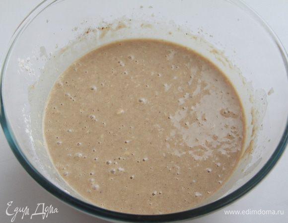 Соединить сухие и жидкие ингредиенты. Замесить тесто. 