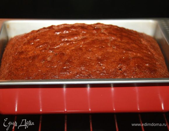 Вылить тесто в форму, выпекать при 180°С примерно 40 минут (ориентируйтесь на свою духовку).