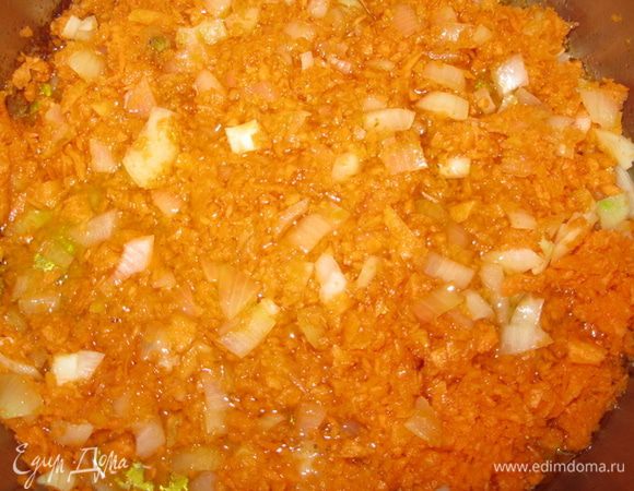 Нарзеать лук, морковь и измельчить чеснок. 
Выложить мясо на тарелку.
В сковороду положить морковь, лук и чеснок, жарить 3-5 минут. 