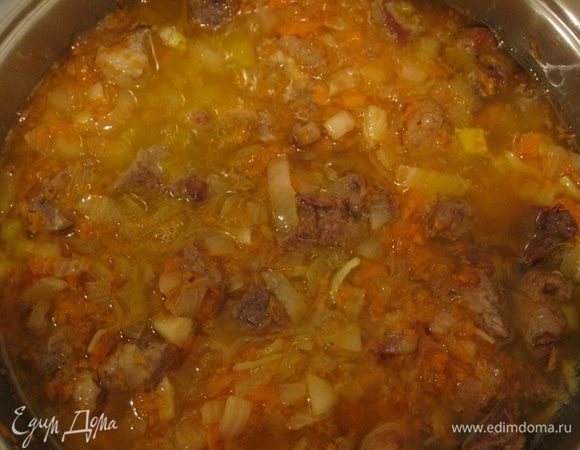 Добавить вино, постоянно помешивая.
Бросить мясо в сковороду и жарить, пока объём вина не уменьшится вдвое. Залить 300-400 мл куриного бульона и рубленые свежие травы. Посолить, поперчить. Сделать огонь на минимум и тушить под крышкой 1,5 часа, периодически помешивая. Затем снять крышку и готовить ещё около 20-30 минут. При необходимости можно добавлять ещё бульон. 