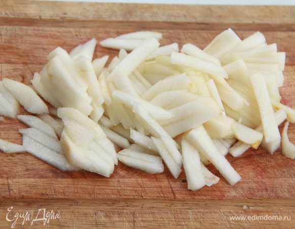 Пока печётся пряник, сварить покрытие из груши. Грушу нарезать соломкой, добавить 1 ст.л. ванильного сахара, проварить до мягкости, несколько минут. Остудить.