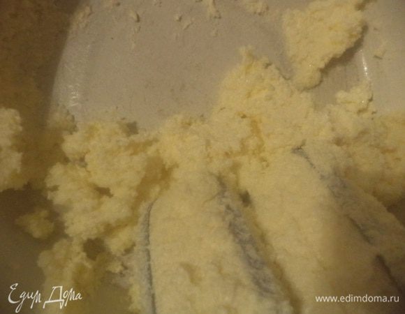 Растереть 200 г размягчённого сливочного масла. Добавить 1 стакан сахара и растереть всё в пышную массу.