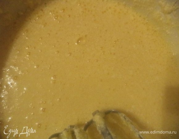 Добавить натёртую на мелкой тёрке цедру лимона. Вбить по одному яйца, продолжая взбивать, пока масса не станет однородной.