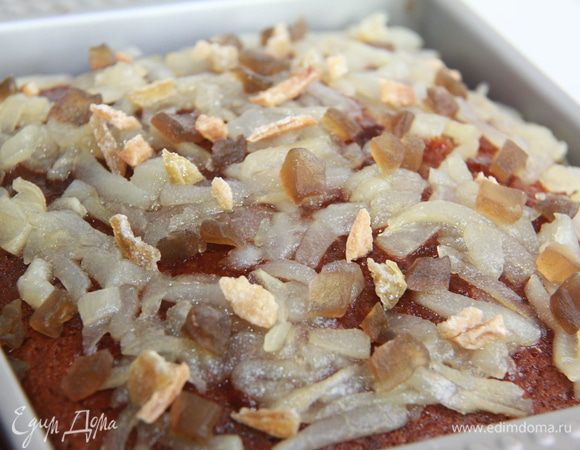 Прянику дать остыть, покрыть сиропом вместе с кусочками груши, посыпать цукатами (у меня из дыни и баклажанов. Рецепты см. здесь: http://www.edimdoma.ru/retsepty/57399-dynnye-tsukaty и здесь: 
http://www.edimdoma.ru/retsepty/57577-konfety-iz-baklazhanov)