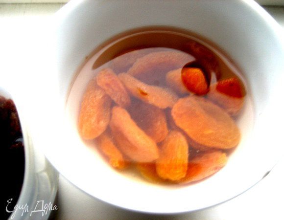 Курагу зашпарить кипятком и оставить в воде.