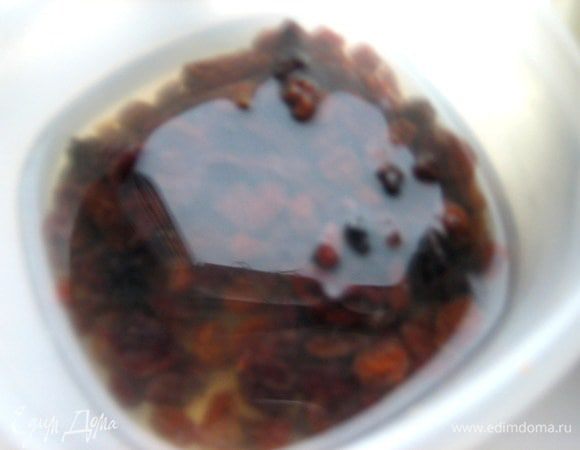 Изюм тоже залить, но ему нужно меньше времени провести в воде.