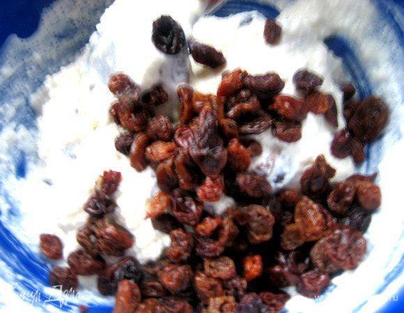 Курага у меня не успела размягчиться,поэтому я просто побольше изюма добавила!