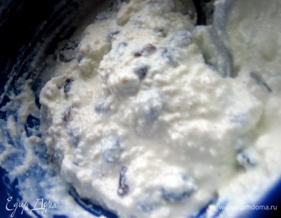 Для начинки лучше брать пастообразный творог и не очень мокрый.