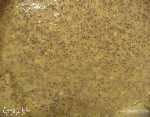 Добавить в масляно-яичную массу поочерёдно мучную смесь и 120 мл молока, тщательно перемешивая. Добавить ром или коньяк, перемешать.