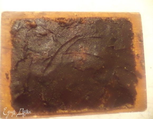 Дать готовому коржу 15 минут полежать в форме, затем выложить на доску и разрезать горизонтально на два пласта. Намазать один корж повидлом, накрыть вторым коржом.