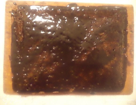 Для глазури растопить на водяной бане шоколад. Добавить 100 г сахара   и 80 мл молока. Постоянно помешивая, довести смесь до однородного состояния. Снять глазурь с водяной бани, добавить 50 г сливочного масла, перемешать. Добавить мёд, хорошо перемешать. Слегка остудить массу и нанести на верхний корж.