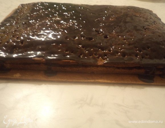 Дать глазури застыть и разрезать пирог на квадраты.