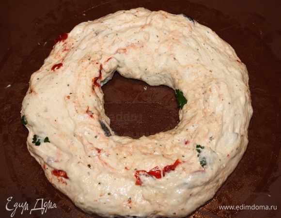 Замесить тесто. Придать ему форму кольца и оставить в теплом месте на 20 минут. 