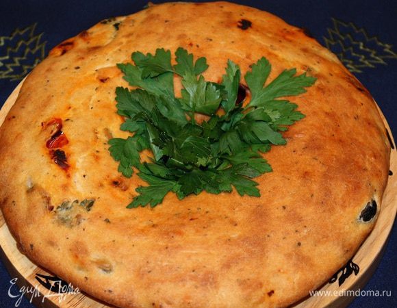 Выпекать при температуре 180°С 10 минут. Затем смазать фокаччу оливковым маслом и выпекать еще 10 минут. Затем убрать силиконовый коврик и положить фокаччу на решетку и довести ее до готовности еще 5 минут. Приятного аппетита!