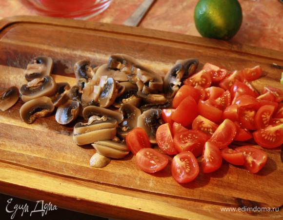 Шампиньоны пробланшировать, остудить и нарезать ломтиками. Помидоры черри разрезать на 4 части.