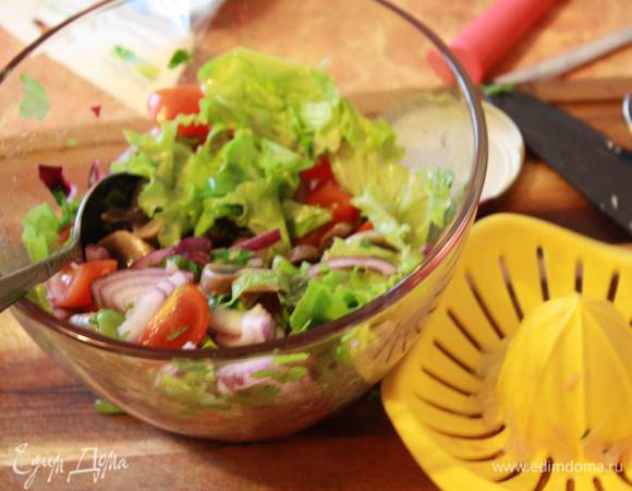 Выжмите сок из лайма, смешайте с горчицей и оливковым маслом. Посолите,поперчите и заправьте салат.