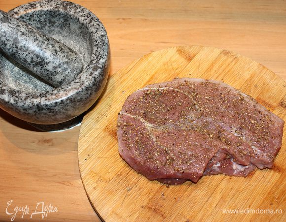 В ступке размолоть специи: соль, кориандр, перец. Натереть мясо.