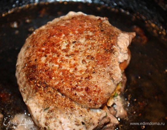 Зафаршировать филе и обжарить его на сковороде с двух сторон до золотистого цвета.